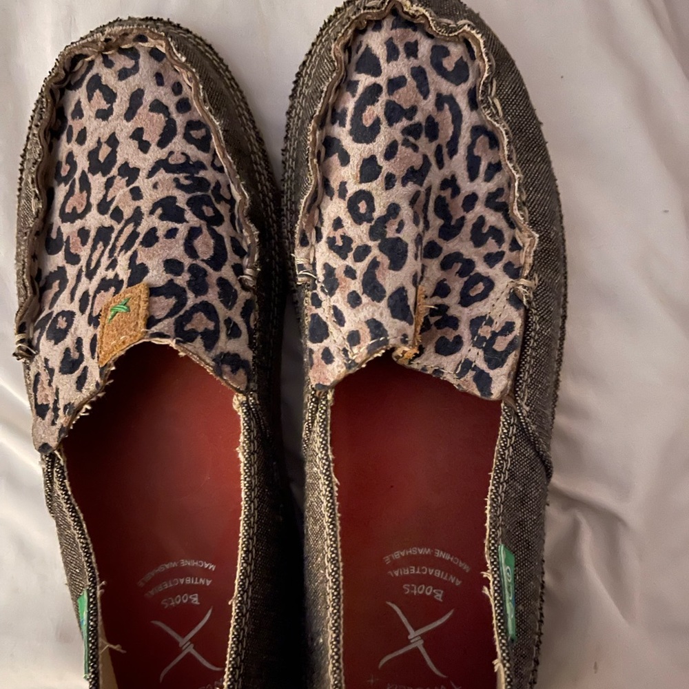 Twisted X slip on